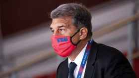 Joan Laporta, en una imagen de archivo con la mascarilla de 'Estimem al Barça' / EFE