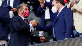 Joan Laporta, presidente del Barça, junto a su homólogo en el Getafe, Ángel Torres/ EFE