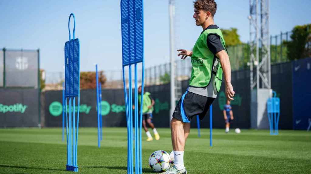 Gavi toca balón durante un entrenamiento con el Barça / FCB