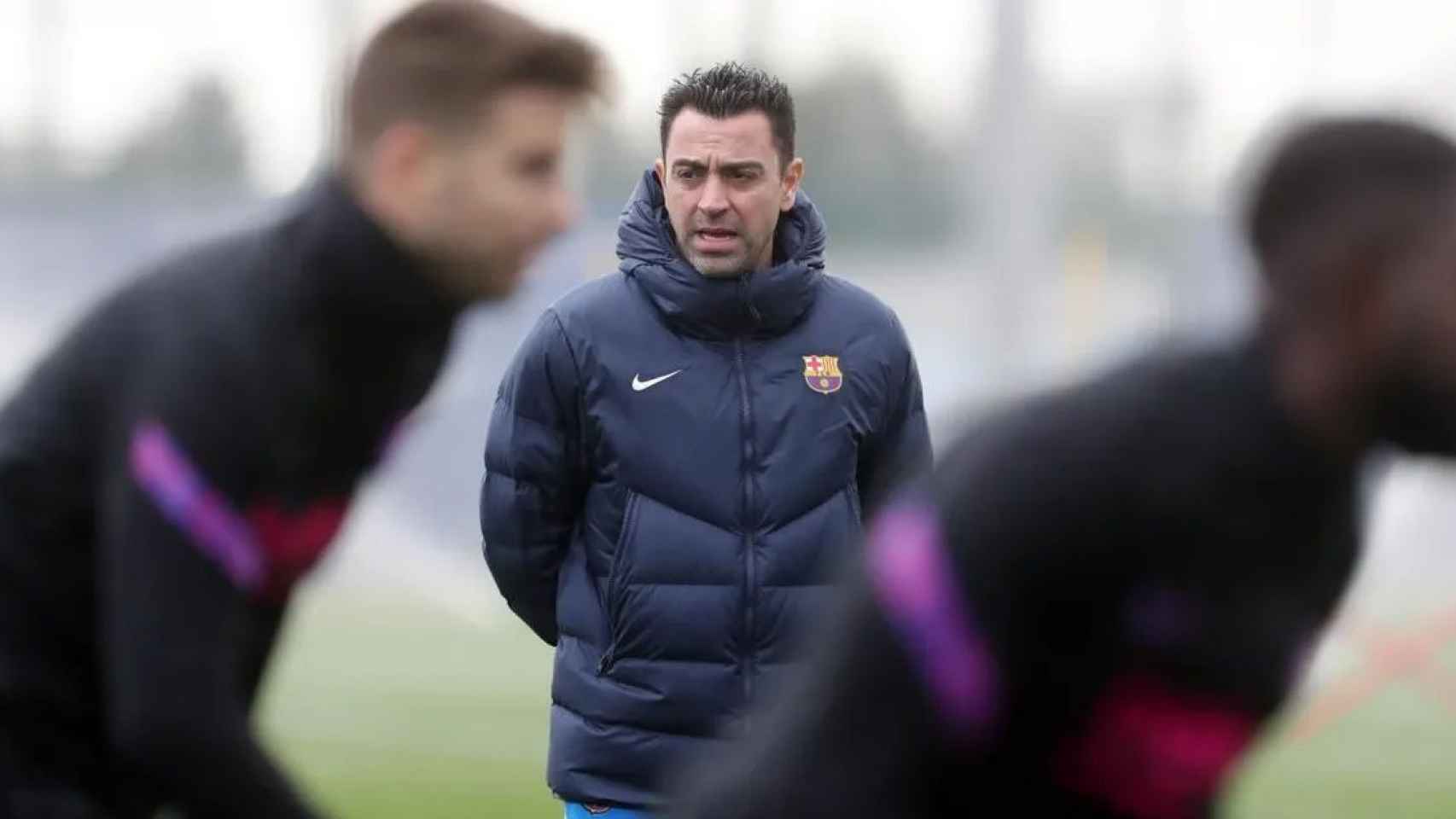 Xavi Hernández, al mando de un entrenamiento del Barça / FCB