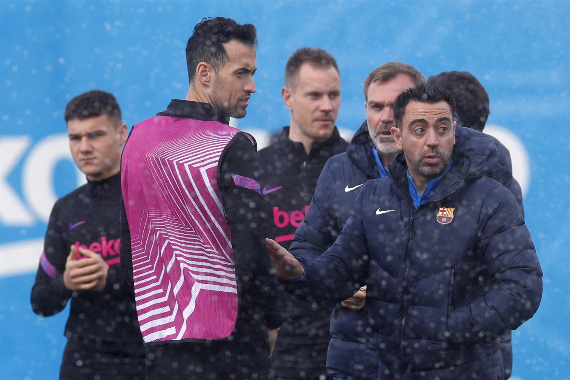 Xavi, con Busquets, en el entrenamiento previo al partido con el Galatasaray