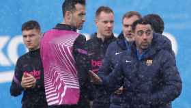 Xavi, con Busquets, en el entrenamiento previo al partido con el Galatasaray