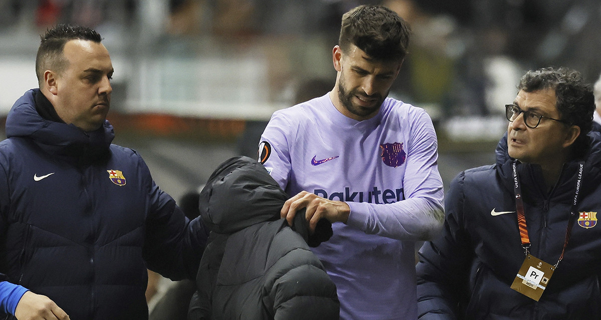 Gerard Piqué, saliendo en compañía de los servicios médicos del Barça, tras sufrir una lesión en Frankfurt / EFE