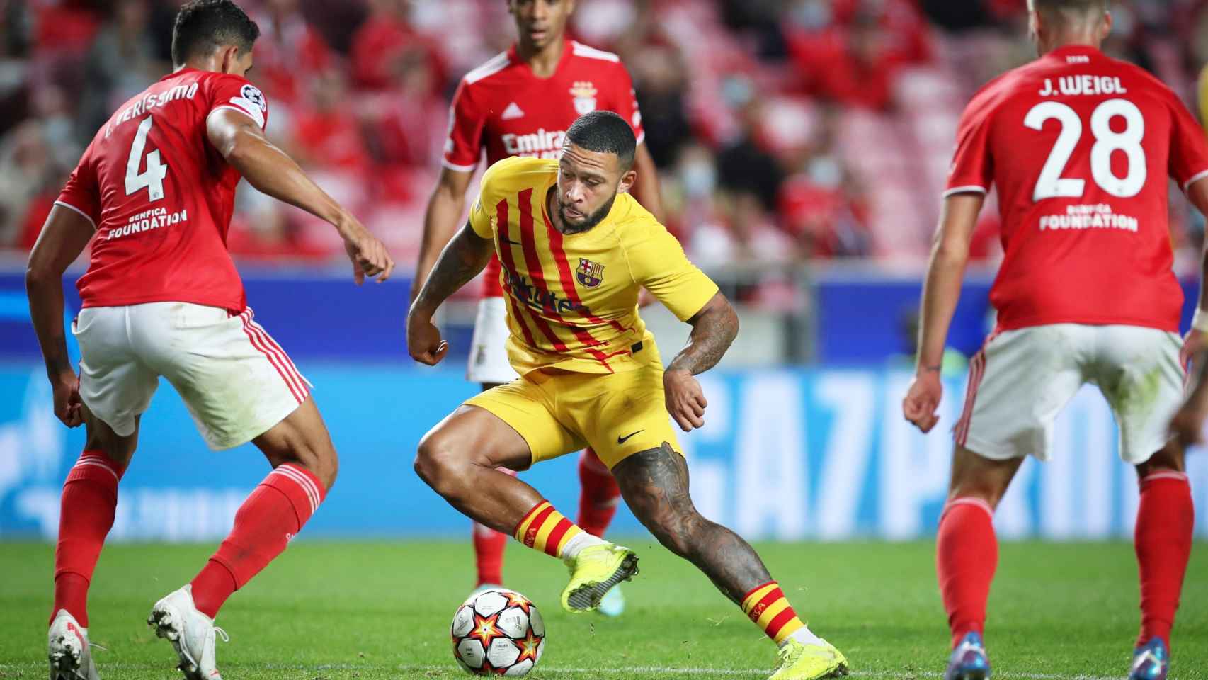 Tres jugadores del Benfica rodean a Memphis, en la Champions / EFE