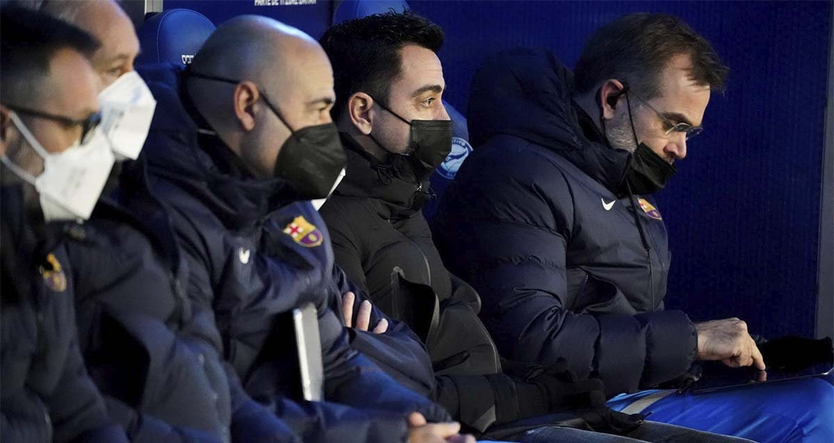 Xavi Hernández y su hermano Óscar, con todo el staff técnico del entrenador azulgrana / EFE