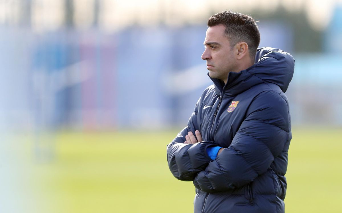 Xavi medita su estrategia con el Barça / FCB