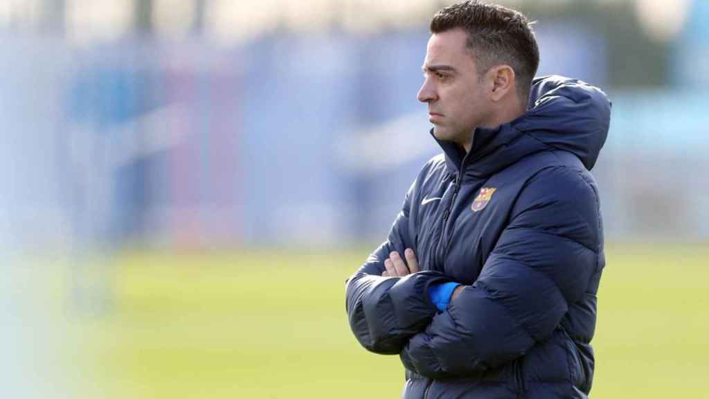 Xavi medita su estrategia con el Barça / FCB