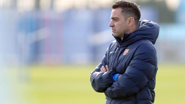 Xavi medita su estrategia con el Barça / FCB