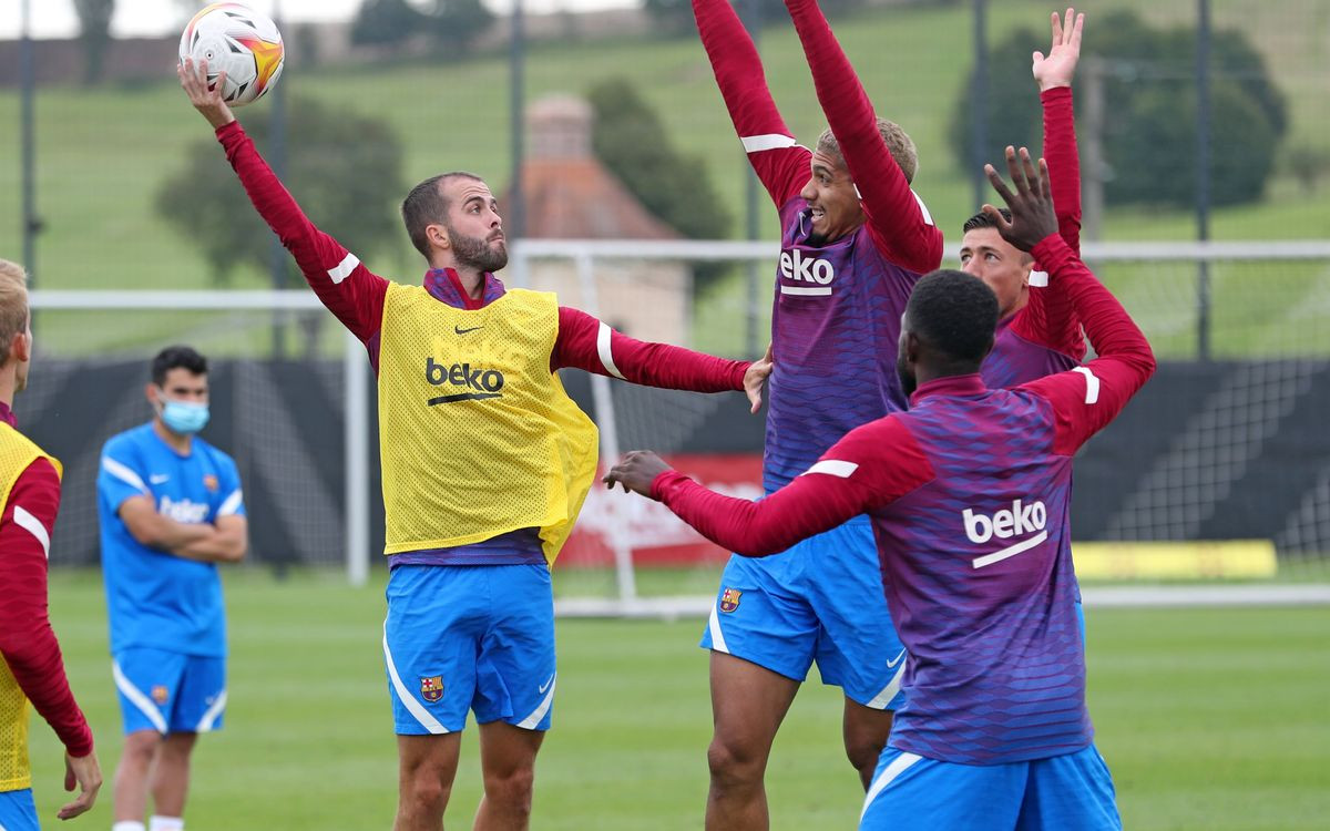 Miralem Pjanic, que podría salir a la Juventus, en un entrenamiento con sus compañeros esta pretemporada / FCB