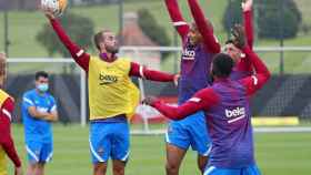 Miralem Pjanic, que podría salir a la Juventus, en un entrenamiento con sus compañeros esta pretemporada / FCB