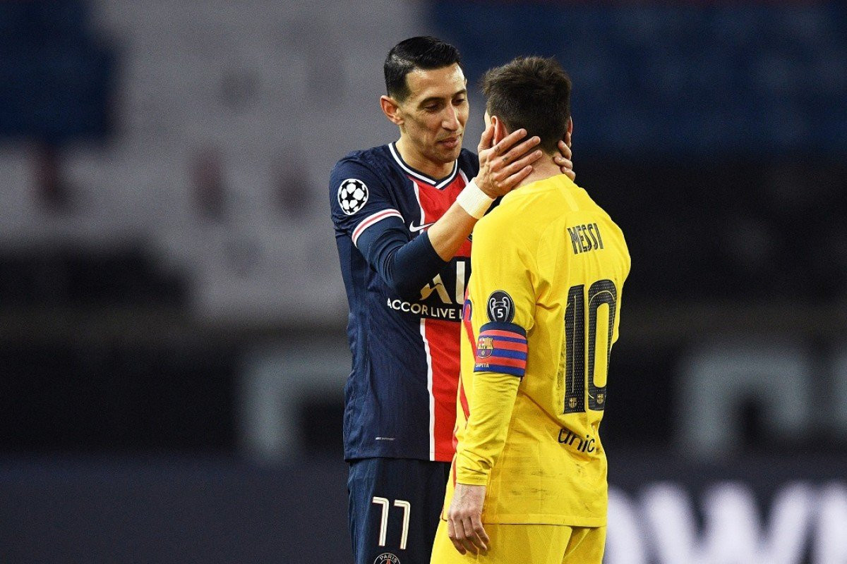 Leo Messi se saluda con Ángel Di María tras un partido de Champions entre el PSG y el Barça / EFE