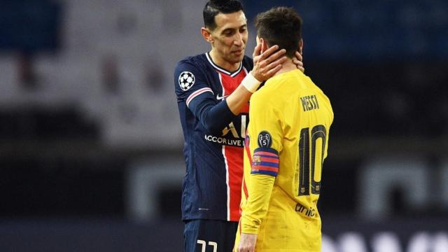 Leo Messi se saluda con Ángel Di María tras un partido de Champions entre el PSG y el Barça / EFE