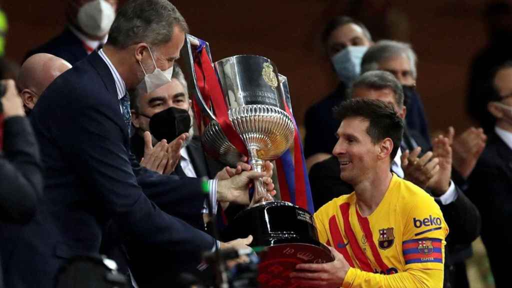 Messi recibe la Copa del Rey de manos de Felipe VI