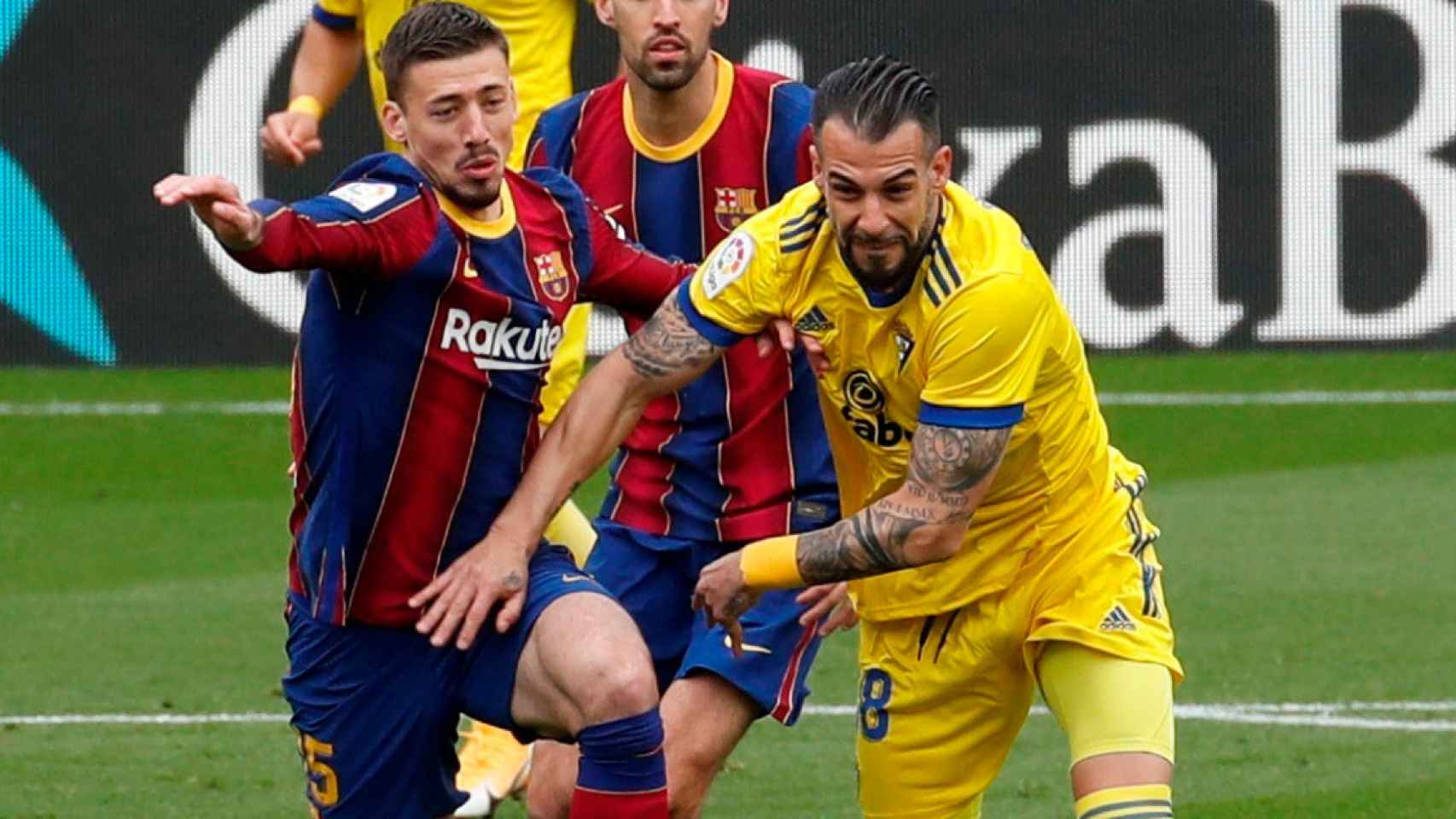 Lenglet luchando un balón con Negredo / EFE