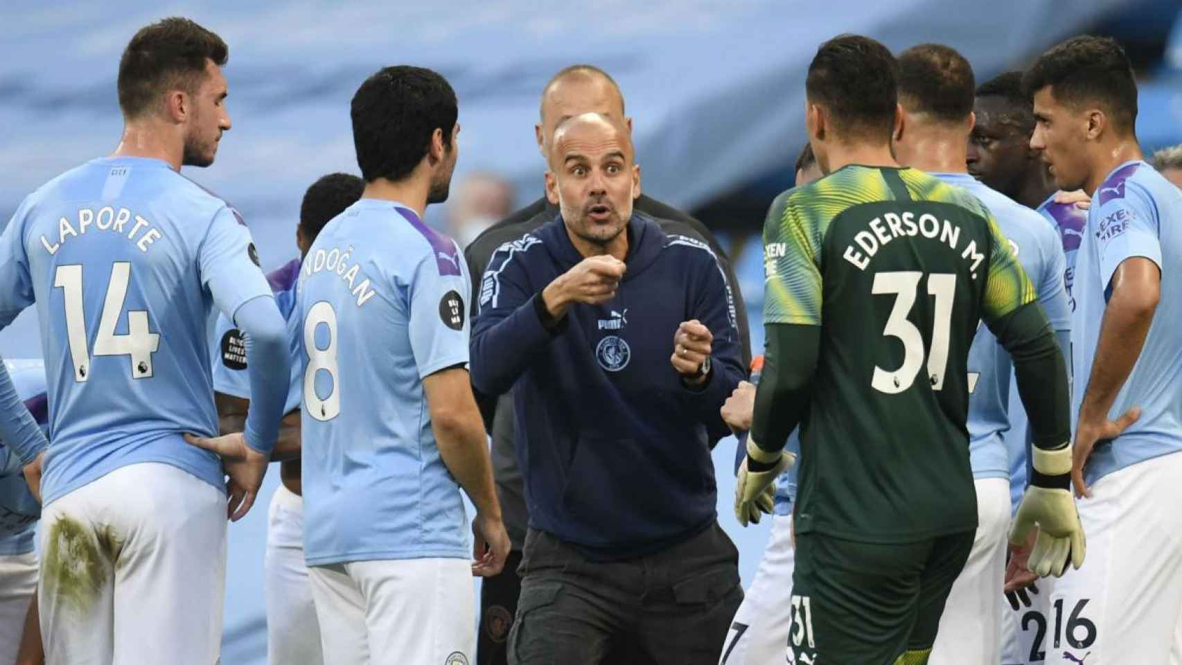 Pep Guardiola, dando instrucciones a sus jugadores | EFE