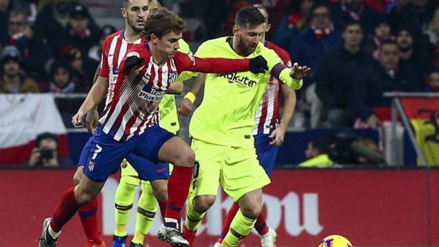 Griezmann y Messi disputan un balón en el Atlético de Madrid-Barça de la primera vuelta / EFE