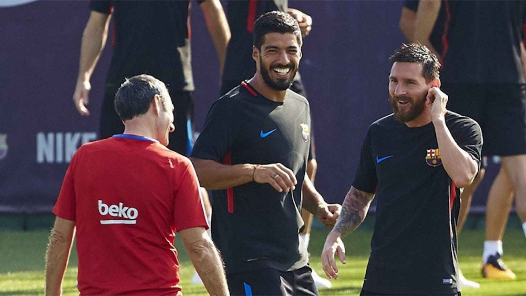 Una foto de Luis Suáres, Leo Messi y Ernesto Valverde durante un entrenamiento / FCB