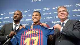 El defensa colombiano Jeison Murillo, junto al vicepresidente deportivo del FC Barcelona, Jordi Mestre (d), y el director deportivo del club, Eric Abidal (i) / EFE