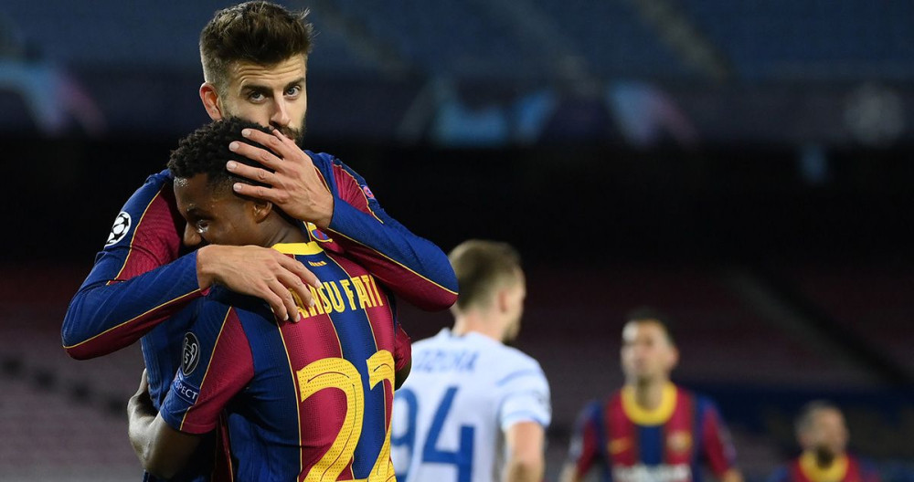 Gerard Piqué y Ansu Fati abrazados celebrando un gol ante el Dinamo de Kiev / REDES