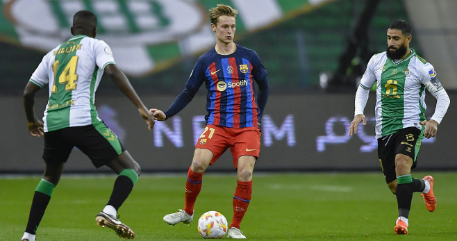 Frenkie de Jong, en una jugada del partido contra el Real Betis / EFE