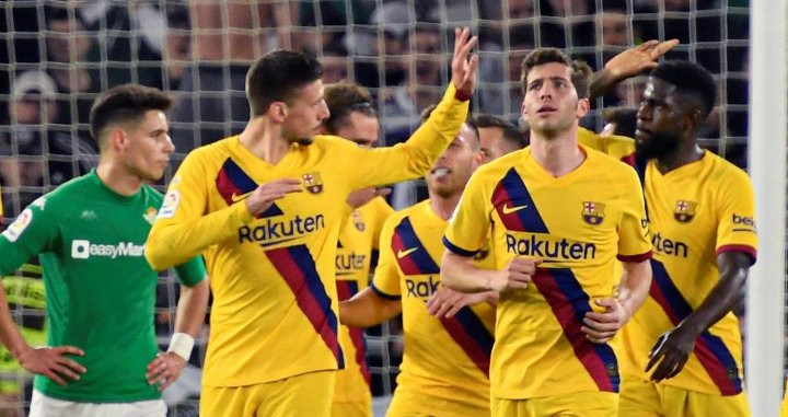 Lenglet celebra su gol al Betis con Arthur, Umtiti y Sergi Roberto / EFE