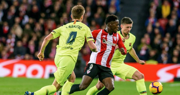 Rakitic y Lenglet persiguiendo a Williams del Athletic Club / EFE