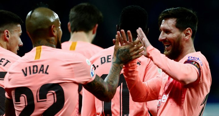 Arturo Vidal celebrando el gol de Leo Messi frente al Espanyol / EFE