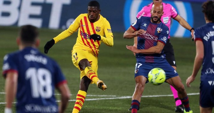 Dembele, en una acción ante el Huesca | FCB