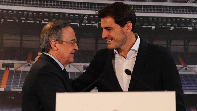 Casillas, saludándose con Florentino Pérez | EFE