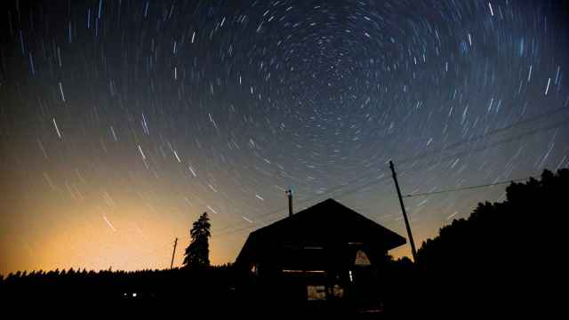 Un cielo estrellado durante una noche de estrellas fugaces en Saint-Cergue, Suiza, en el inicio de las Perseidas / EFE