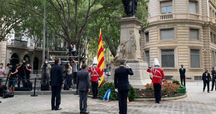 Ofrenda floral a Rafael Casanova durante la Diada / GUARDIA URBANA