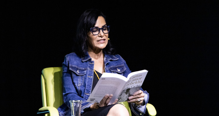 Lydia Cacho leyendo su nuevo libro 'Cartas de amor y rebeldía' / GALA ESPÍN (LG)