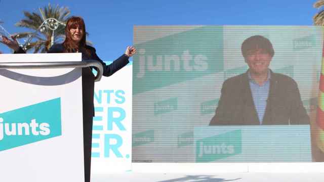 La presidenta de Junts, Laura Borràs, y el expresidente catalán Carles Puigdemont en un acto de esa formación política / EUROPA PRESS