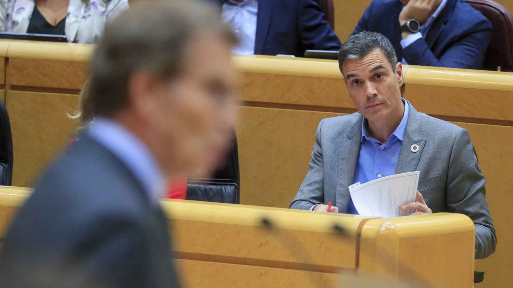 El presidente del Gobierno, Pedro Sánchez, escuchando al líder del PP, Alberto Núñez Feijóo (i), durante el pleno del Senado / EFE - Fernando Alvarado