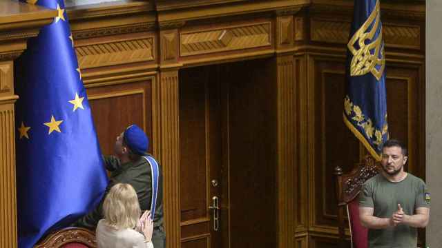 El Parlamento ucraniano desplegó este viernes la bandera de la Unión Europea tras haber sido aceptado como país candidato a formar parte de la comunidad / EFE - EPA - ANDRII NESTERENKO