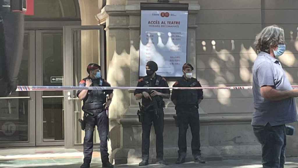 Mossos blindan los accesos al Liceu horas antes de que Pedro Sánchez pronuncie su conferencia / LLUÍS ARENY