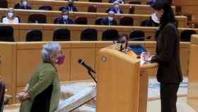 La senadora de ERC Adelina Escandell Grases, acatando la Constitución ante la presidenta del Senado, Pilar Llopa, en el Senado / EFE