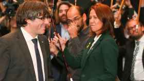 El expresidente de la Generalitat Carles Puigdemont y la alcaldesa de Girona, Marta Madrenas / EFE