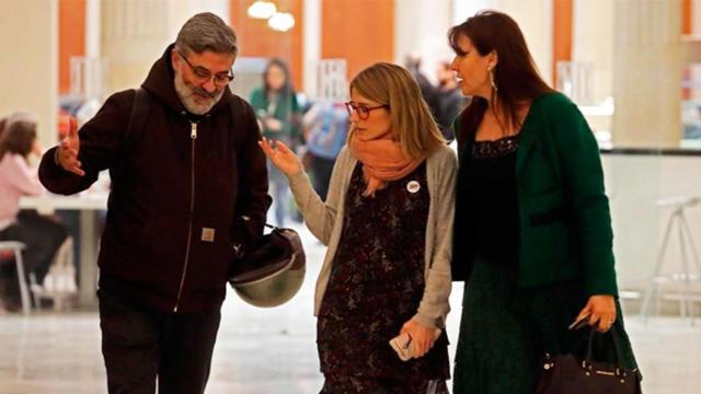 Carles Riera, líder de la CUP, debatiendo con la consejera de Presidencia, Elsa Artadi, y la titular de Cultura, Laura Borràs, en una imagen de archivo / EFE