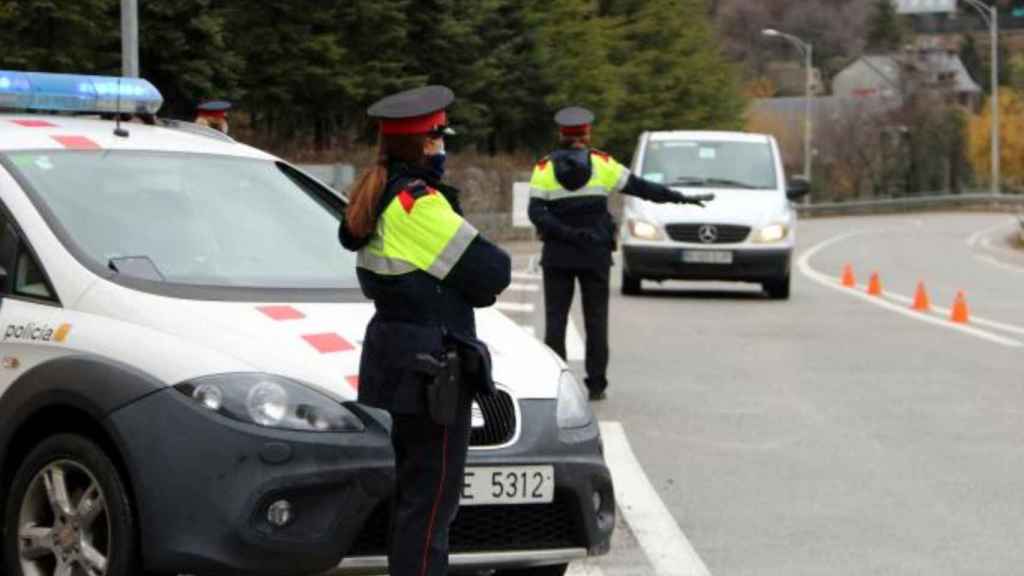 Un control durante el confinamiento municipal, que ahora será comarcal / MOSSOS D'ESQUADRA