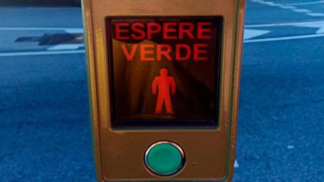 Semáforo en castellano en la plaza Alfonso Comín de Barcelona / PLATAFORMA PER LA LLENGUA
