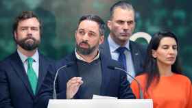 El presidente de Vox, Santiago Abascal (c), junto al portavoz de la formación en el Congreso, Iván Espinosa de los Monteros (i), al secretario general del partido, Javier Ortega Smith (2d) y a laportavoz de Vox en la Asamblea de Madrid, Rocío Monasterio.