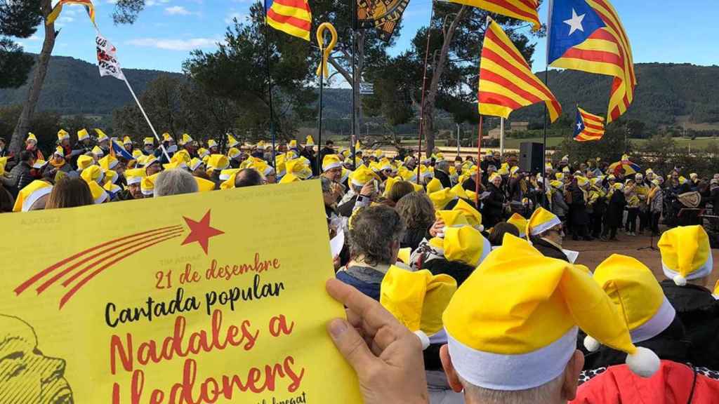 Papanoeles amarillos cantan villancicos en Lledoners / TWITTER