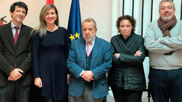 Profesores de Universitarios por la Convivencia junto al Defensor del Pueblo, Francisco Fernández Marugán / @chantal_moll