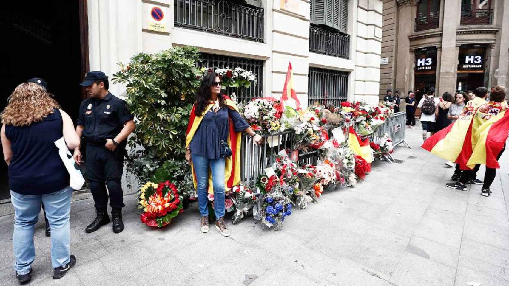 Imagen de la Jefatura Superior de Policía con ramos de flores y otras muestras de afecto llevadas por ciudadanos de Barcelona / EFE