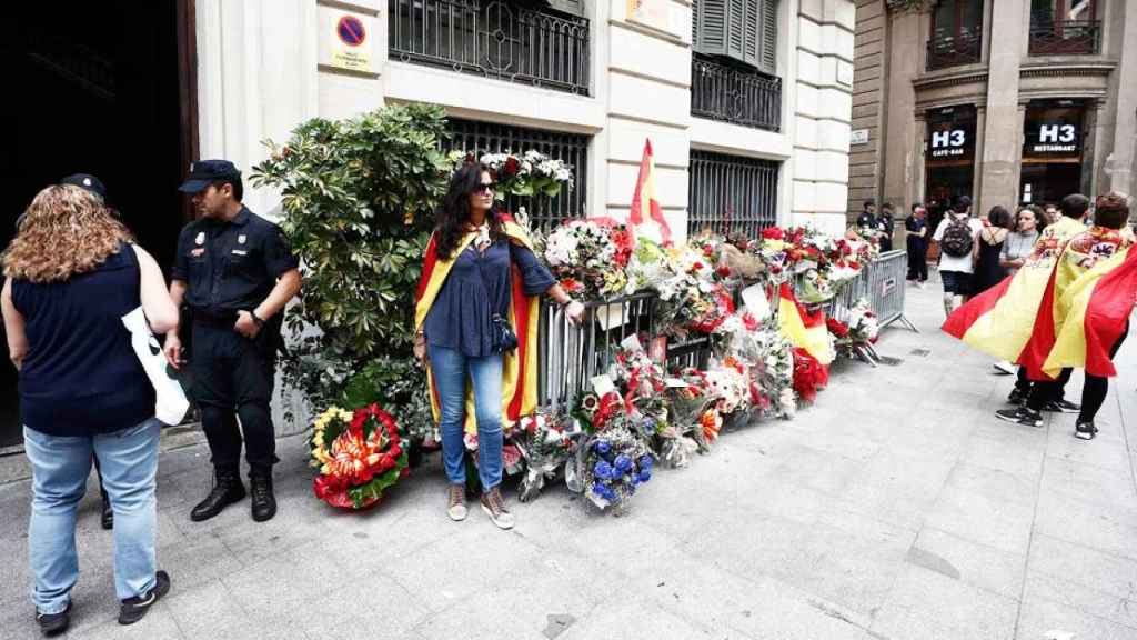 Imagen de la Jefatura Superior de Policía con ramos de flores y otras muestras de afecto llevadas por ciudadanos de Barcelona / EFE