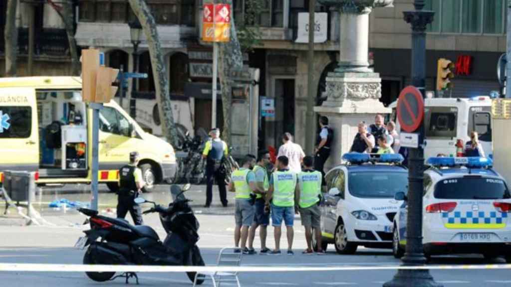 Agentes de los Mossos d'Esquadra tras el atentado de Las Ramblas el 17A / EFE