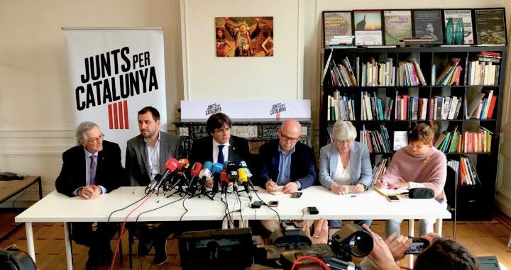 Xavier Trias (i), junto a Carles Puigdemont, Toni Comín, Clara Ponsatí, Gonzalo Boye y Bea Talegón en Bruselas / JxCAT