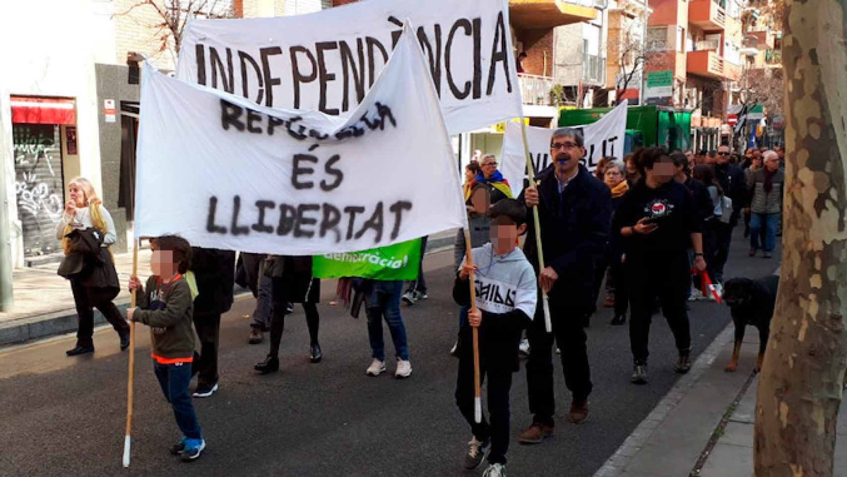 Varios niños con carteles en la huelga por el juicio del 1-O / CG