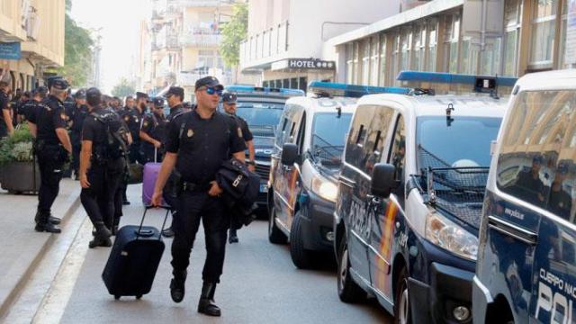 Agentes del Cuerpo Nacional de Policía (CNP), marchándose de Calella (Barcelona) tras varios escraches / CG